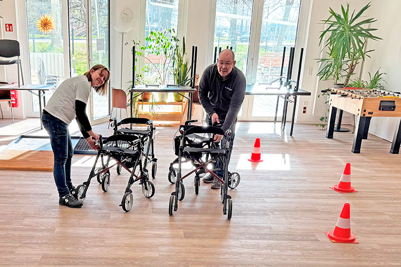Rollator-Training, Mobilitätscheck, Rollator richtig einstellen, Mobilität im Alltag, Sturzprävention, Rollator-Parcours, Hilfsmittel, Rollator, Jena-Lobeda, Jena, Thüringen, Jüttner Orthopädie KG, TBRSV, Selbstständigkeit, Sicherheit, Tagespflege
