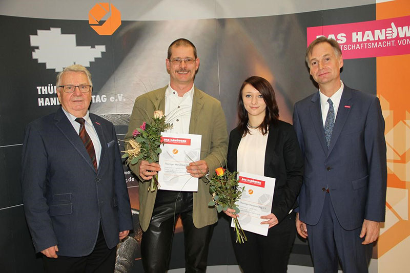 Auszeichnung für Juettner-Auszubildende Lisa Marr als Thueringer Landes- und Kammerbezirkssieger mit Vertretern der HWK