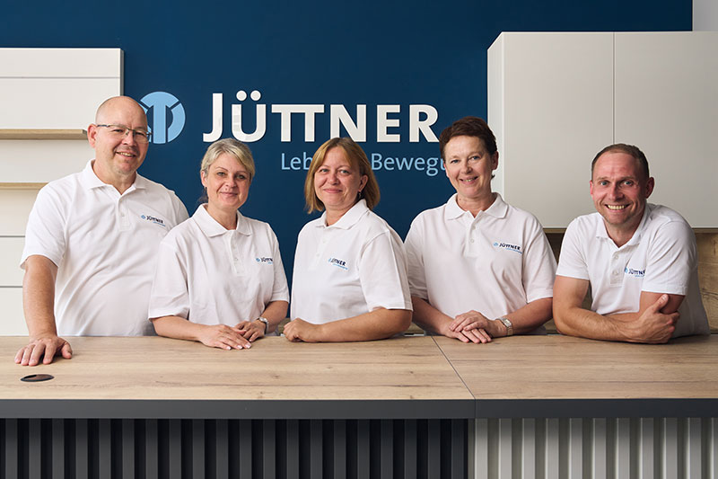 Das Jüttner-Team vom Salvador-Allende-Platz freut sich auf Sie